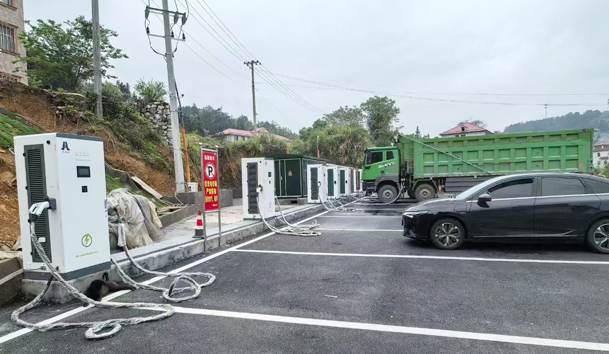 319國道江西蓮花南嶺重卡充電站320KW一體式雙槍直流充電樁項目